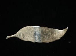 Leaf Shaped Brooch w Gold Tone Pin Costume Jewelry Unsigned Vintage Style - $6.92