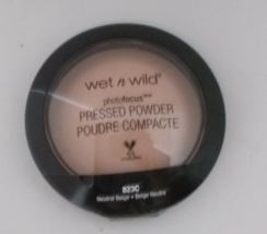 Pressed Powder Compact Neutral Beige 823C Photo Focus WET &#39;n WILD - £7.78 GBP