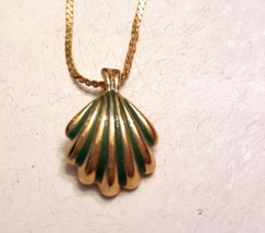 3/4&quot; Green &amp; Gold Tone Shell Pendant 16&quot; Choker Length Serpentine Chain NECKLACE - £15.43 GBP