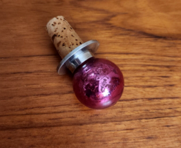VINTAGE REDISH-PINK GLASS 1.5&quot; BULB WINE BOTTLE STOPPER - $5.89