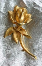 Elegant Single Stem Rose Flower &amp; Leaves Gold-tone Brooch 1960s vintage 3&quot; - £9.79 GBP