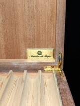 Mastro de Paja Travel Humidor Top has discoloration in lacquer. # 001B image 4