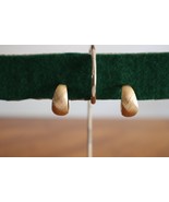 Vintage Monet Textured Gold Tone Hoop Clip Earrings Signed Classic Elegant - €17,31 EUR