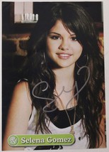 Selena Gomez Autographed 7x9 Magazine Photo - £21.25 GBP