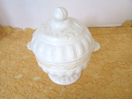 LENOX WHITE COVERED PEDESTAL BOWL TOUCH OF YELLOW ON LEAVES 6.5&quot; BLACK TAG - $130.40 MXN