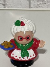 FP Little People 1998 Mrs CLAUS holding GINGERBREAD COOKIE plate VINTAGE - $9.85
