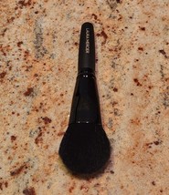 Laura Mercier Cheek Colour Brush - $390.06 MXN