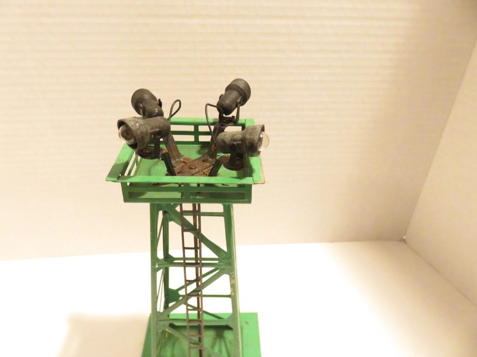 LIONEL TRAINS POST-WAR - 395 GREEN FLOODLIGHT TOWER- WORKS OK- GOOD - B2R - $36.05