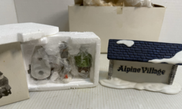 DEPT 56 ALPINE VILLAGE SIGN 6571-4 AND 6542-0 VILLAGERS 3PC SET - $331.39 MXN