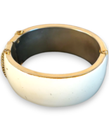 Vintage Hinged Bangle Bracelet w/ Safety Chain White and Gold-tone 2.5&quot; - €4,66 EUR