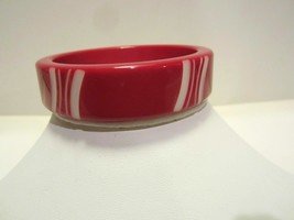 VINTAGE ESTATE RED &amp; WHITE CARVED CATALIN PLASTIC BRACELET - $95.89 CAD