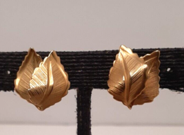 Giovanni Gold Tone Double Leaf Textured Clip On Earrings Signed Vintage - £6.77 GBP