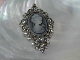 Estate SIlvertone w Clear Rhinestone Accents Bluish Gray Lady Oval Plastic Cameo - £8.30 GBP