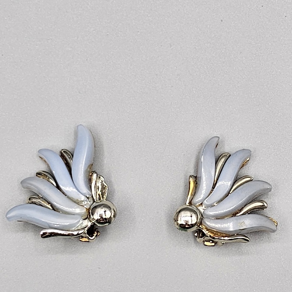 Vintage Thermoset Earrings Clip On Blue Gray Fan Spray Climber MCM - $11.24