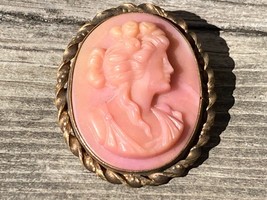 ANTIQUE ART NOUVEAU VICTORIAN PINK GLASS CAMEO TWISTED BRASS BROOCH PIN - $29.65
