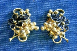 Sarah Coventry Vintage Black Enamel Goldtone Grapes, Leaves Clip Earrings 1 3/8&quot; - £9.83 GBP