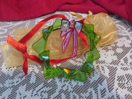 Christmas ornament, GREEN WREATH W/GIFT BAG  (ebay-bx) - $2.97