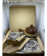 Vtg Stoneware Handled &amp; Covered Onion Soup Bowls W/ Rattan Bases In Orig... - $565.25 MXN