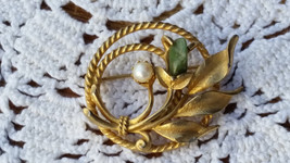 Vintage Sara Coventry Gold Tone Flower Brooch, Pin Faux Pearl Jade Colored Stone - £12.06 GBP
