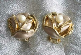 Elegant Faux Pearl Rose Flower Gold-tone Clip Earrings 1980s vintage 7/8&quot; - £9.79 GBP