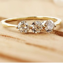 1.13CT Diamanti Finti 14K Placcato Oro Giallo 3 Pietra Anniversario Fede Nuziale - £155.32 GBP