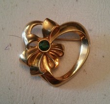 015 Vintage Avon Gold Heart Ribbon Pin With Green Jewel &quot;Emerald&quot; Brooch - £6.21 GBP