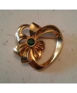 015 Vintage Avon Gold Heart Ribbon Pin With Green Jewel &quot;Emerald&quot; Brooch - £6.30 GBP