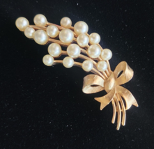 Signed Vintage Crown Trifari Yellow Gold Tone Faux Pearl Bouquet Bow Brooch Pin - £74.72 GBP