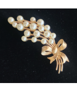 Signed Vintage Crown Trifari Yellow Gold Tone Faux Pearl Bouquet Bow Bro... - £75.05 GBP