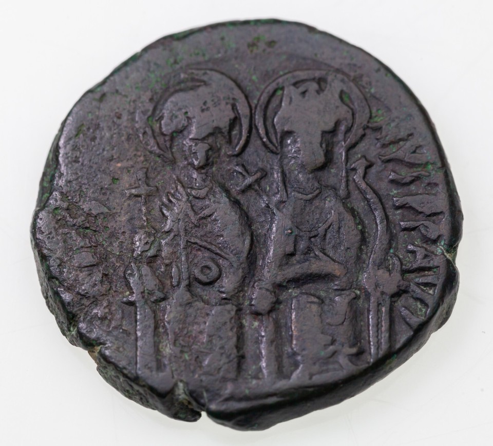 565-578 Byzantine Emp, Justin II & Sophia AE Follis, RY 6 Item image 2