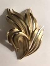 Vintage Crown Trifari Gold Brooch Pin  Polished Brushed Statement Grass Feathers - £14.43 GBP