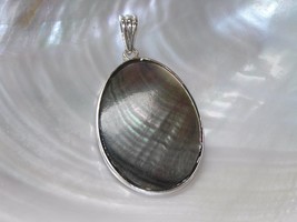 Estate Large Shades of Brown Oval Seashell in SIlvertone Frame Pendant Pin –  - £6.84 GBP