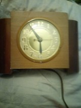 United Clock Corp Model 75 two color desk or mantel clock USA Vintage - $42.08