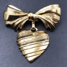 VTG Avon Gold Tone Bow w/ Dangling Heart Brooch Pin 1.5&quot; x 1.75&quot; - £7.25 GBP