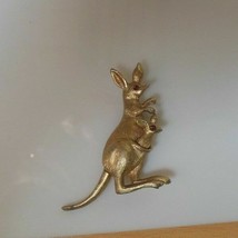 Vintage Avon Movable Kangaroo/Baby Brooch/Pin - $12.88 CAD