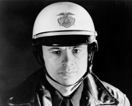 Robert Blake Arizona motorcycle cop in uniform Elektra Glide in Blue 8x10 photo - £7.62 GBP