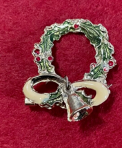 Christmas Wreath Bow &amp; Swinging Bell Brooch Lapel Pin Vintage Jewelry - $7.59
