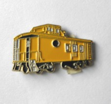 US RAIL YELLOW CABOOSE CAR RAILWAY RAILROAD LAPEL PIN BADGE 3/4 INCH - £4.30 GBP