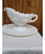 Westmoreland Milk Glass Paneled Grape Gravy Boat With Underplate - $564.31 MXN