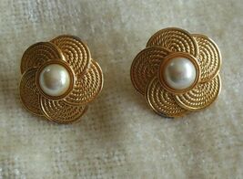 Vintage Signed Napier Flower Gold-Tone/Faux Pearl Screw Back Earrings - $16.82