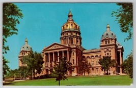 Des Moines Iowa State Capitol with its Golden Dome Postcard D30 - £5.44 GBP