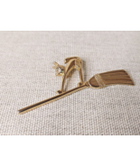 Vintage Avon, Cat On A Broomstick, Gold Tone Brooch - $444.31 MXN