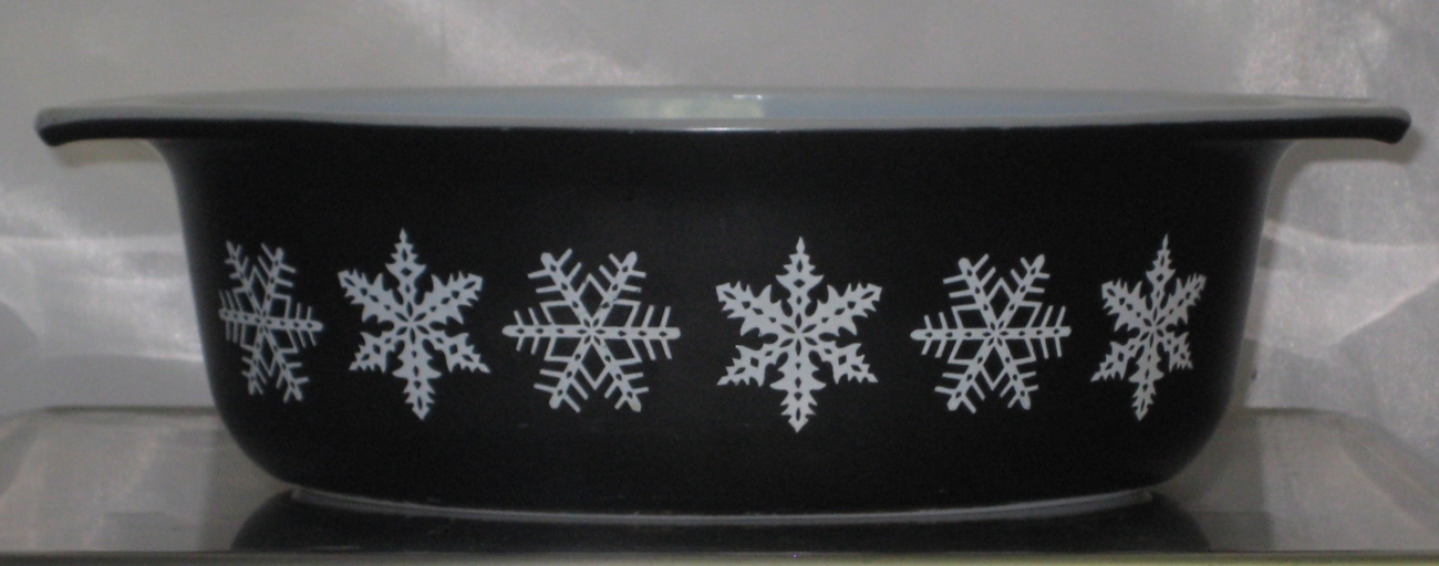 Vintage 1950's Pyrex 1 1/2 Quart Black Snowflake Covered Casserole Dish - $35.00