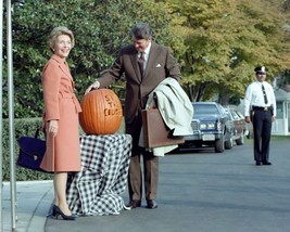 President Ronald Reagan and Nancy return Camp David Halloween New 8x10 Photo - £7.04 GBP