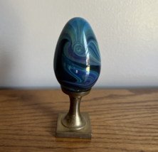 VTG GES 91 Glass Paper Weight Egg Blue Purple Swirl on Hosley Solid Brass Stand - £18.84 GBP