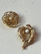 Vintage Lot of Tubular Goldtone Wire Circle &amp; Abstract Curved Leaf w Fau... - £9.00 GBP