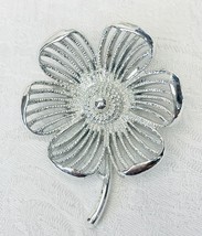 Vintage Silvertone Textured Dogwood Blossom Daisy Flower Brooch Pin - $86.05 MXN