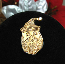 Etched SANTA CLAUS FACE Pin Vintage CHRISTMAS Brooch Goldtone 1 1/4&quot; Xmas - £10.35 GBP