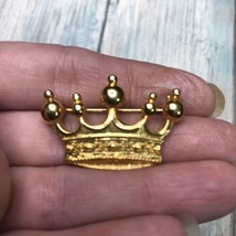 New View Gold Tone Crown Brooch - £9.17 GBP