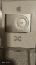 Apple MB225LL/A 1GB 2nd Generation iPod Shuffle - Silver - £58.41 GBP